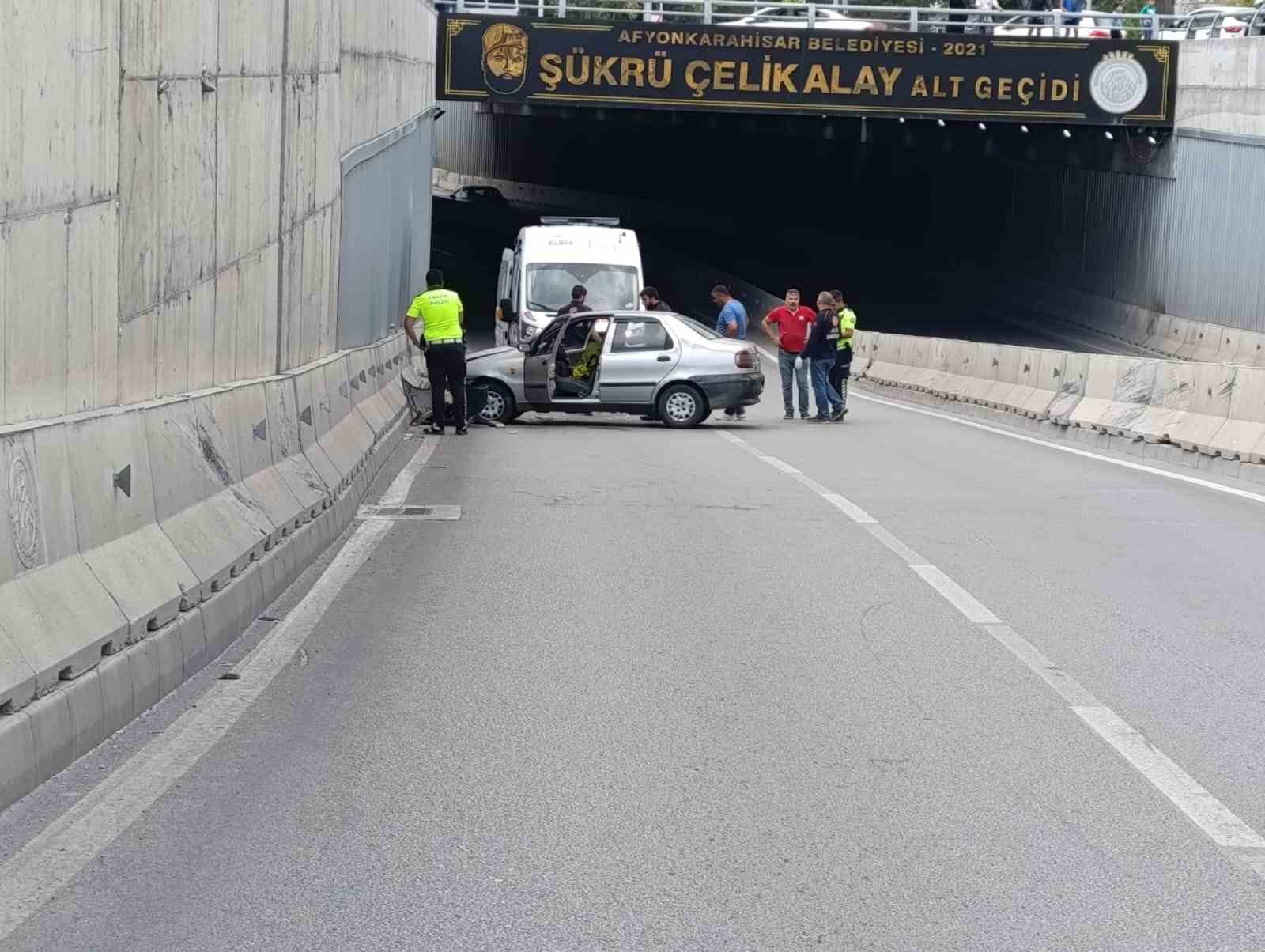 Afyonkarahisar’da otomobil bariyerlere çarptı: 3 yaralı
