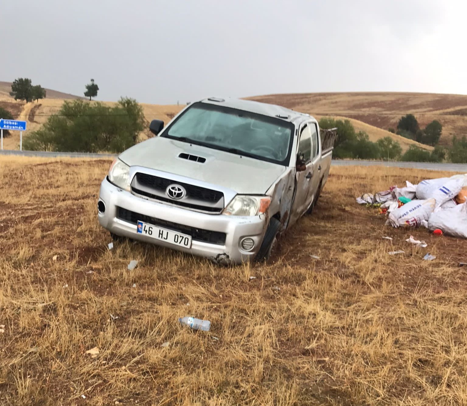 Kayganlaşan yolda kamyonet tarlaya girdi: 4 yaralı