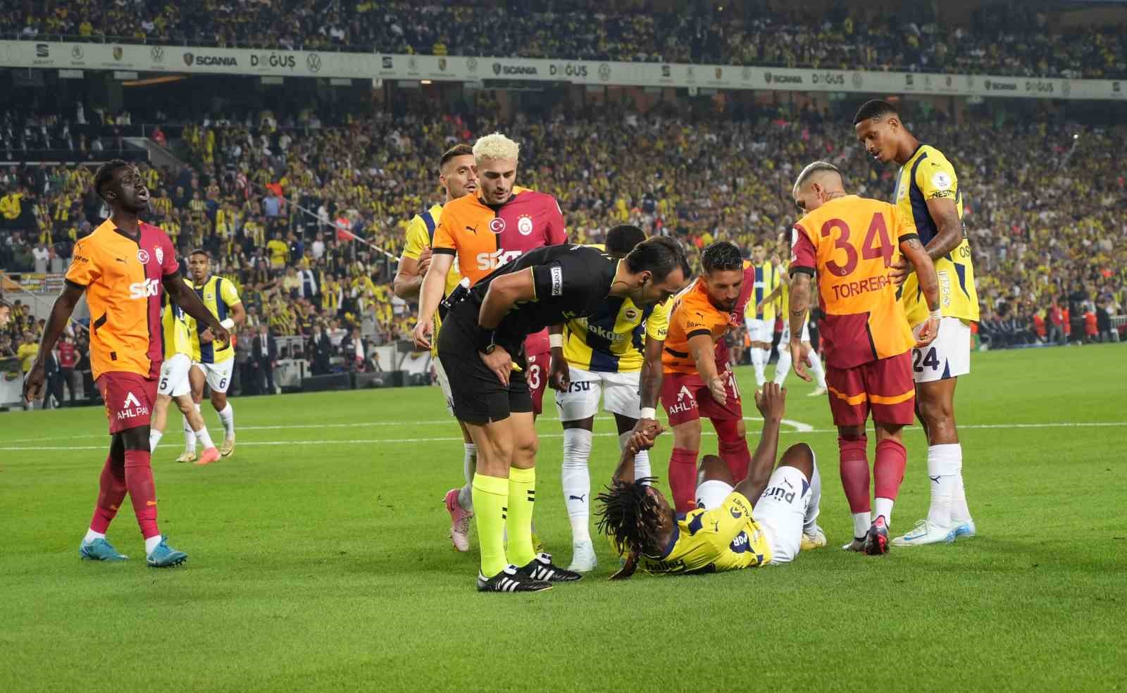 Trendyol Süper Lig: Fenerbahçe: 0 - Galatasaray: 0 (Maç devam ediyor)
