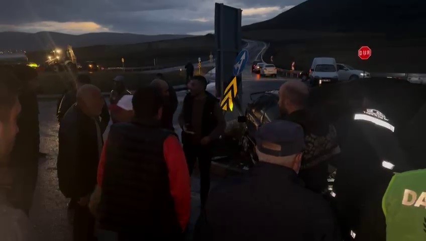 &Ccedil;ıldır&rsquo;da iki otomobil kafa kafaya &ccedil;arpıştı: 8 yaralı 