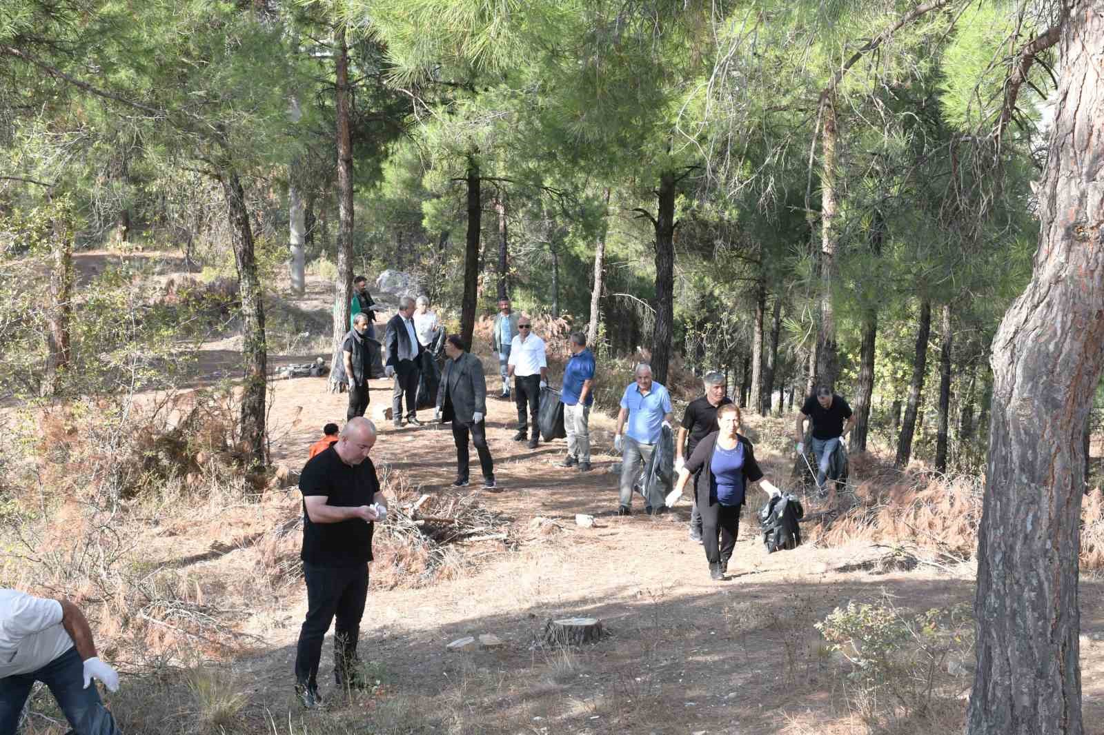 Amasya Kalesi’nde çevre temizliği yaptılar
