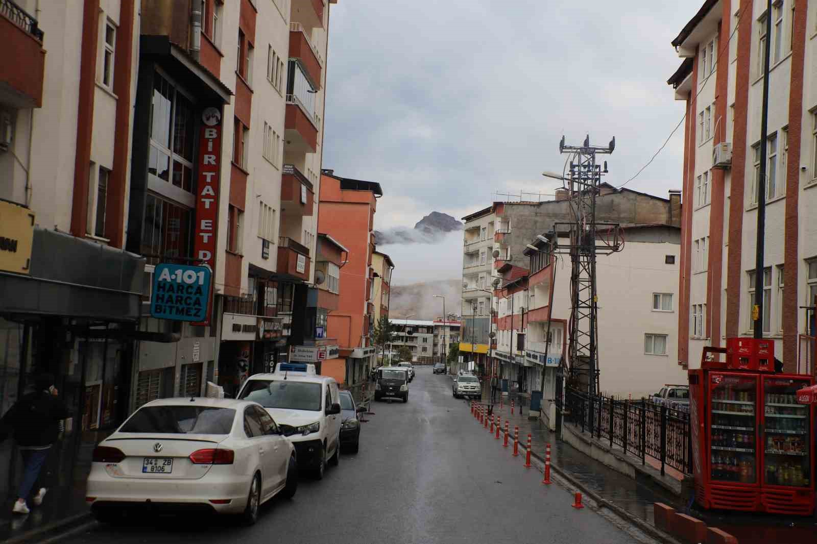 Hakkari’de sağanak yağış etkisini sürdürüyor
