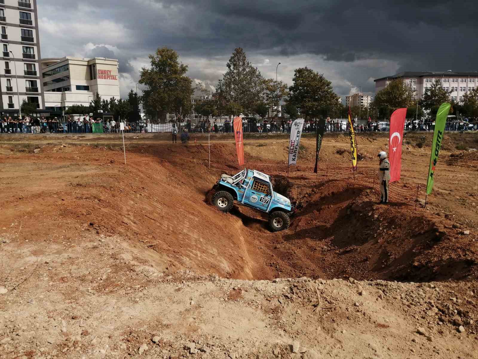 Pendik’te arazi araçlarının parkurları aştığı yarışta adrenalin had safhada
