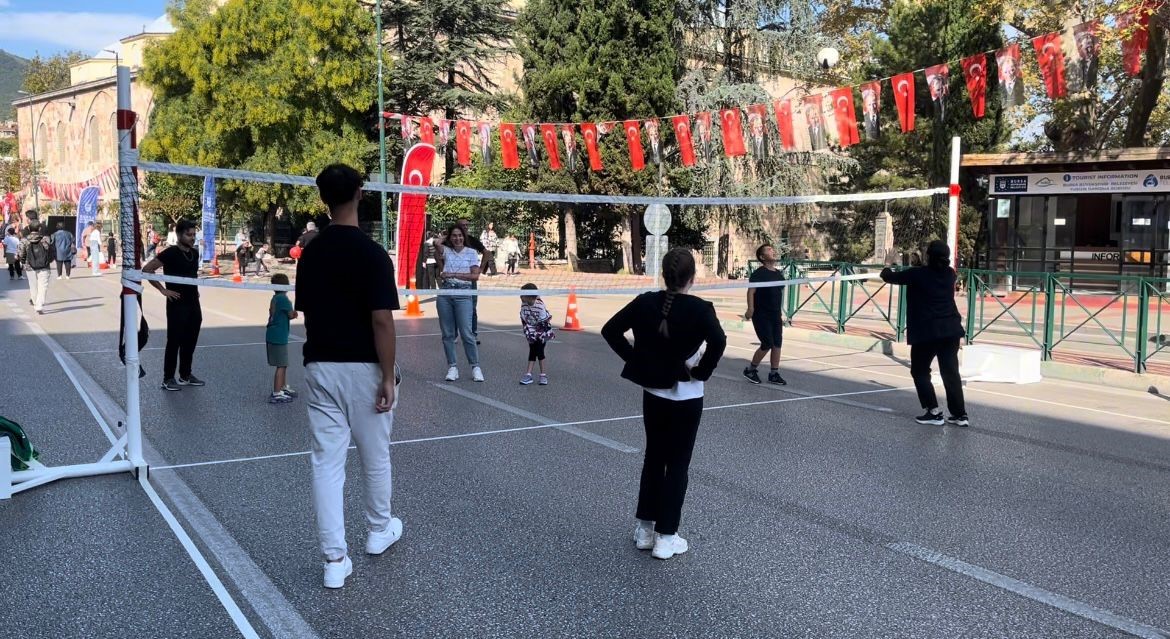 Bursa’nın en işlek caddesi 2 saat çocuklara kaldı