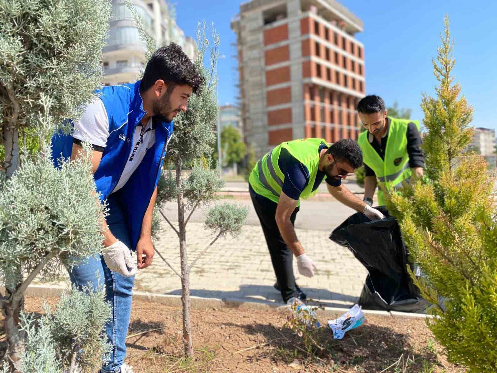 Elazığ’da gençlerden çevre temizliği
