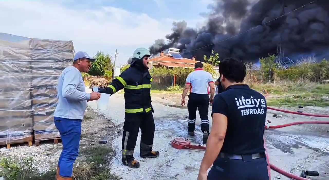 Yangın büyük ölçüde kontrol altına alındı: Mahalleli yangın bölgesine ayran taşıdı
