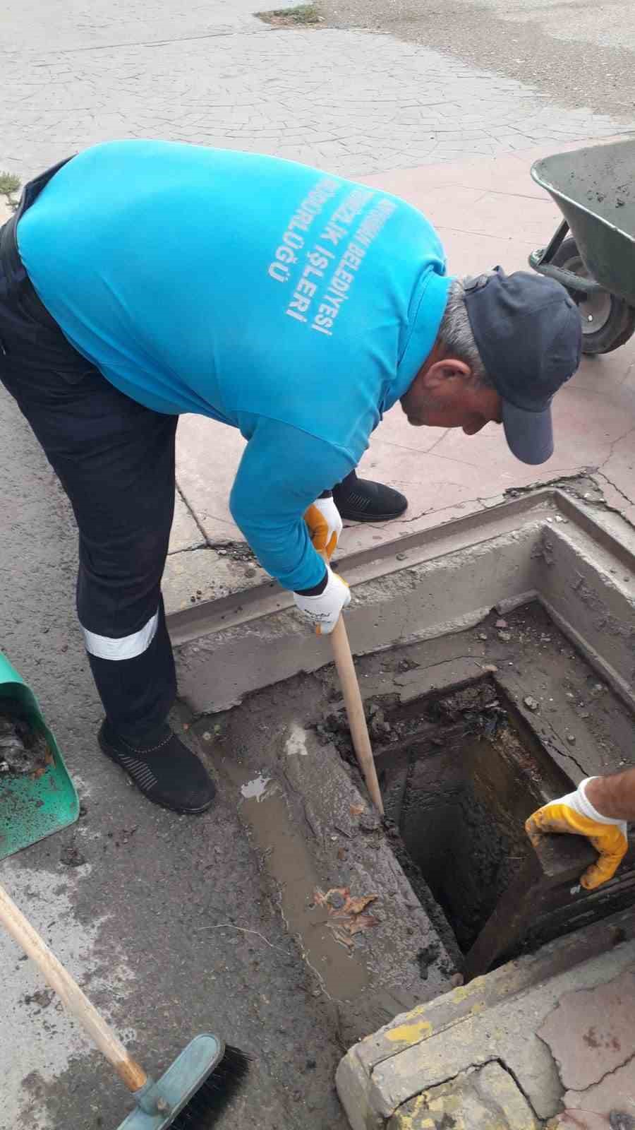 Adıyaman Belediyesi, mazgal temizliği ile kışa hazırlanıyor