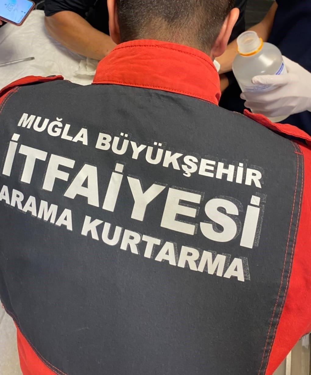 Parmağa sıkışan çelik yüzük, itfaiye ekiplerince kesilerek çıkarıldı
