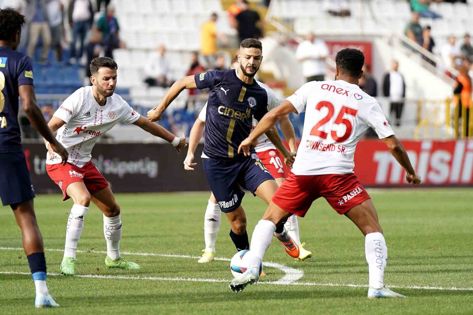 Trendyol Süper Lig: Kasımpaşa: 0 - Antalyaspor: 0 (İlk yarı)