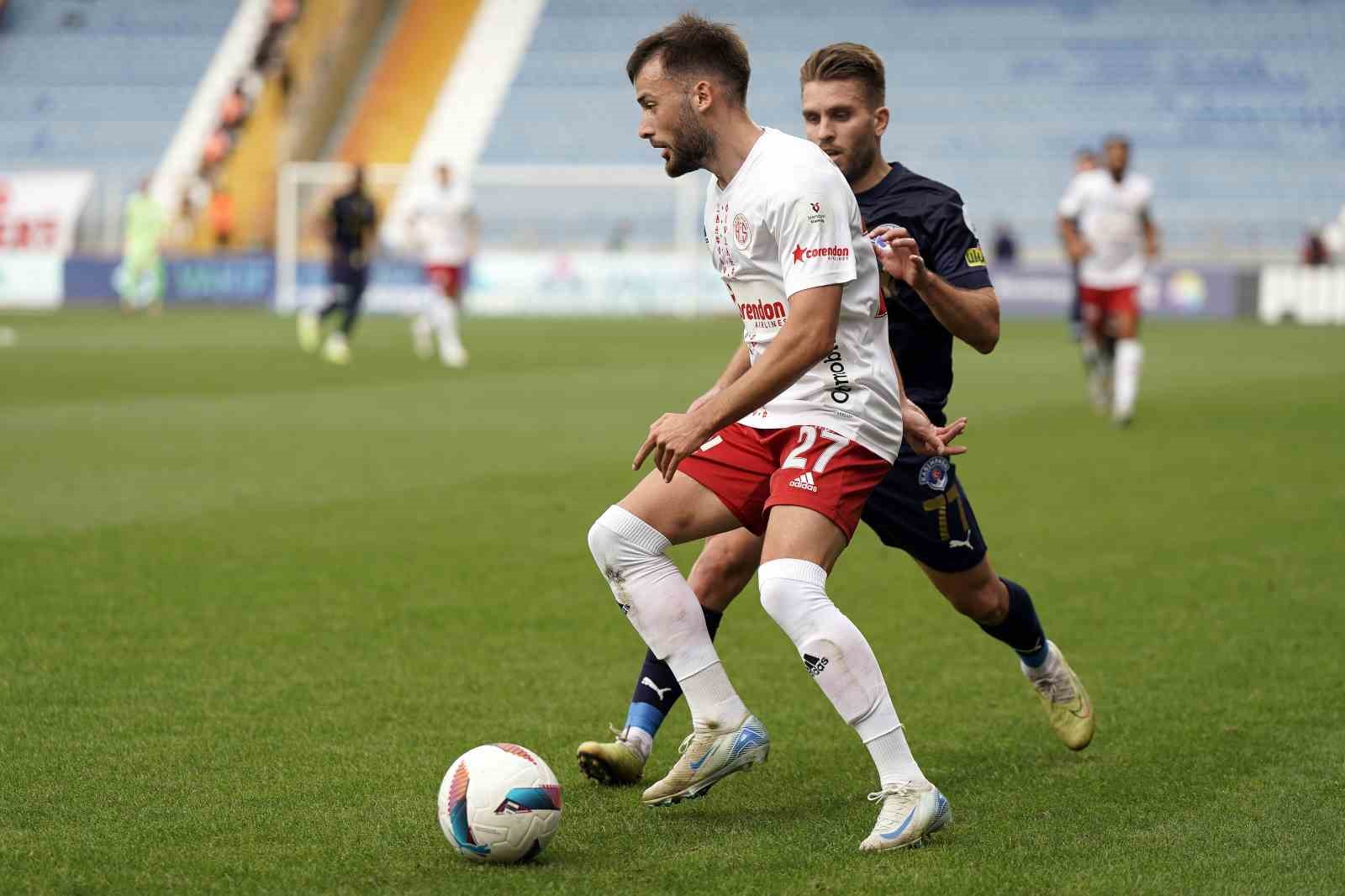 Trendyol Süper Lig: Kasımpaşa: 0 - Antalyaspor: 0 (İlk yarı)
