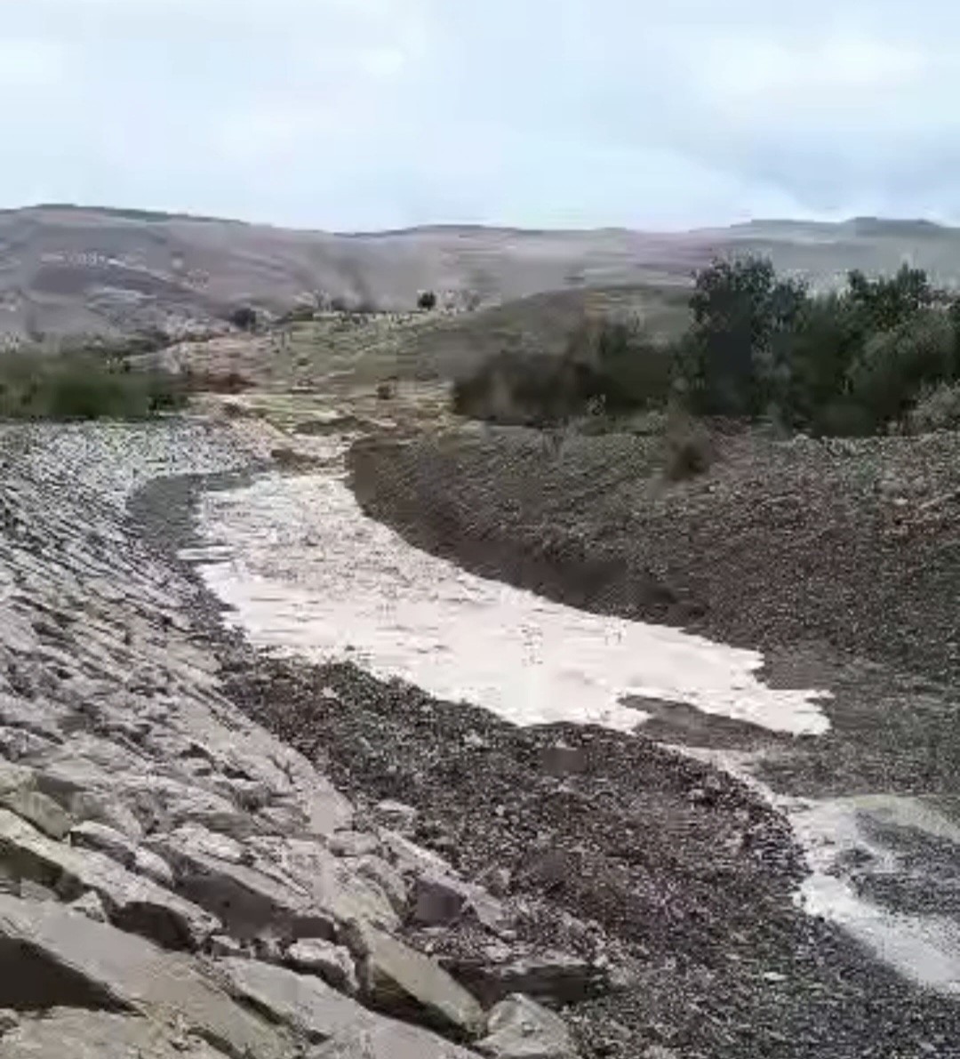 Elazığ’da sağanak dereleri taşırdı
