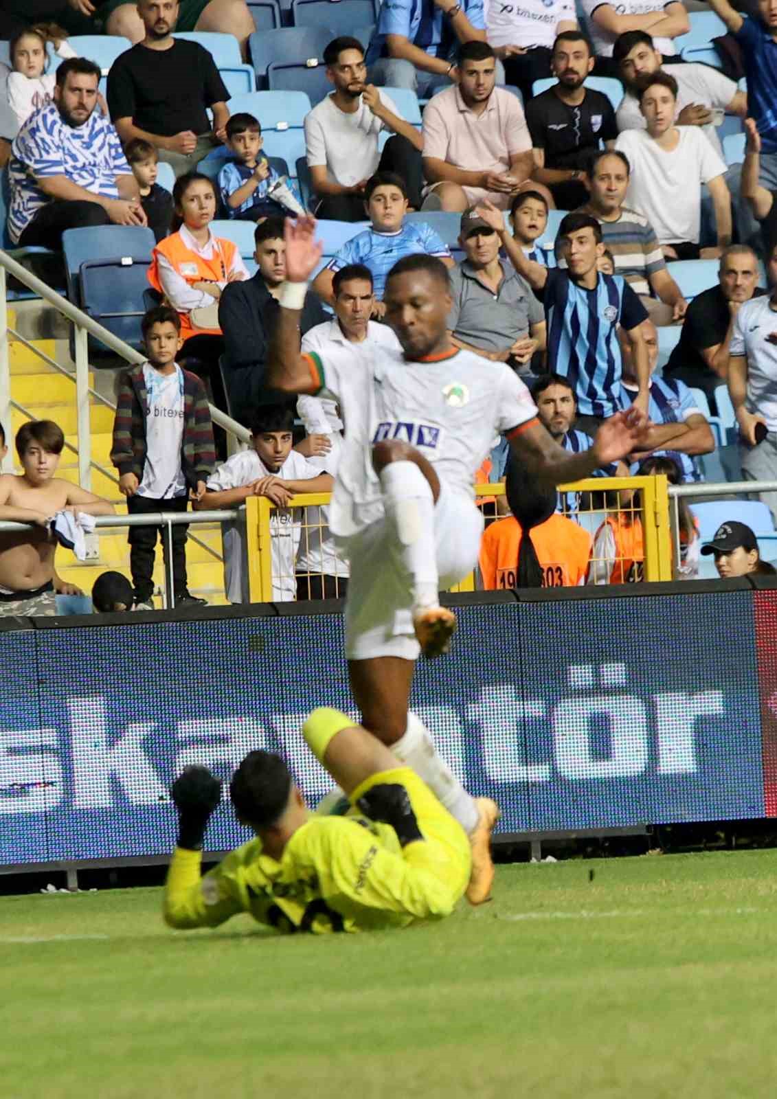 Trendyol Süper Lig: Adana Demirspor: 0 - Alanyaspor: 2 (İlk yarı)
