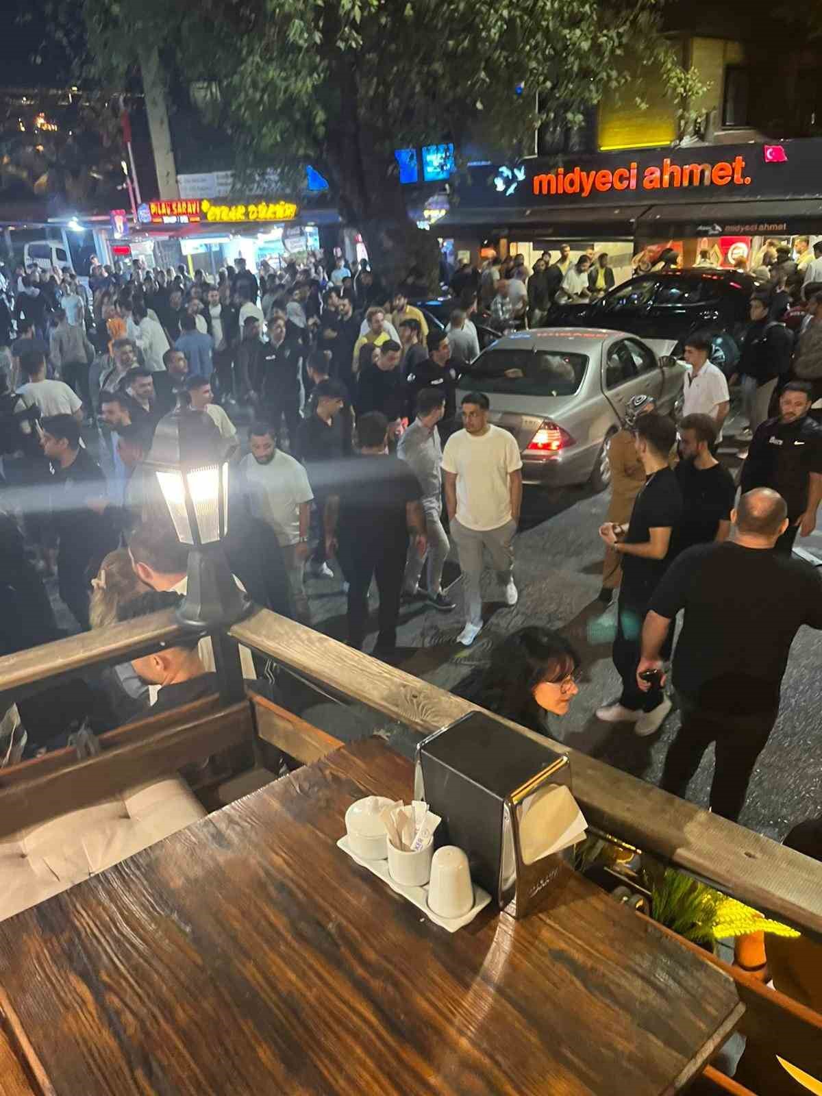 &Uuml;sk&uuml;dar&rsquo;da kontrolden &ccedil;ıkan ara&ccedil; park halindeki otomobile &ccedil;arptı: 1&rsquo;i ağır 4 yaralı 