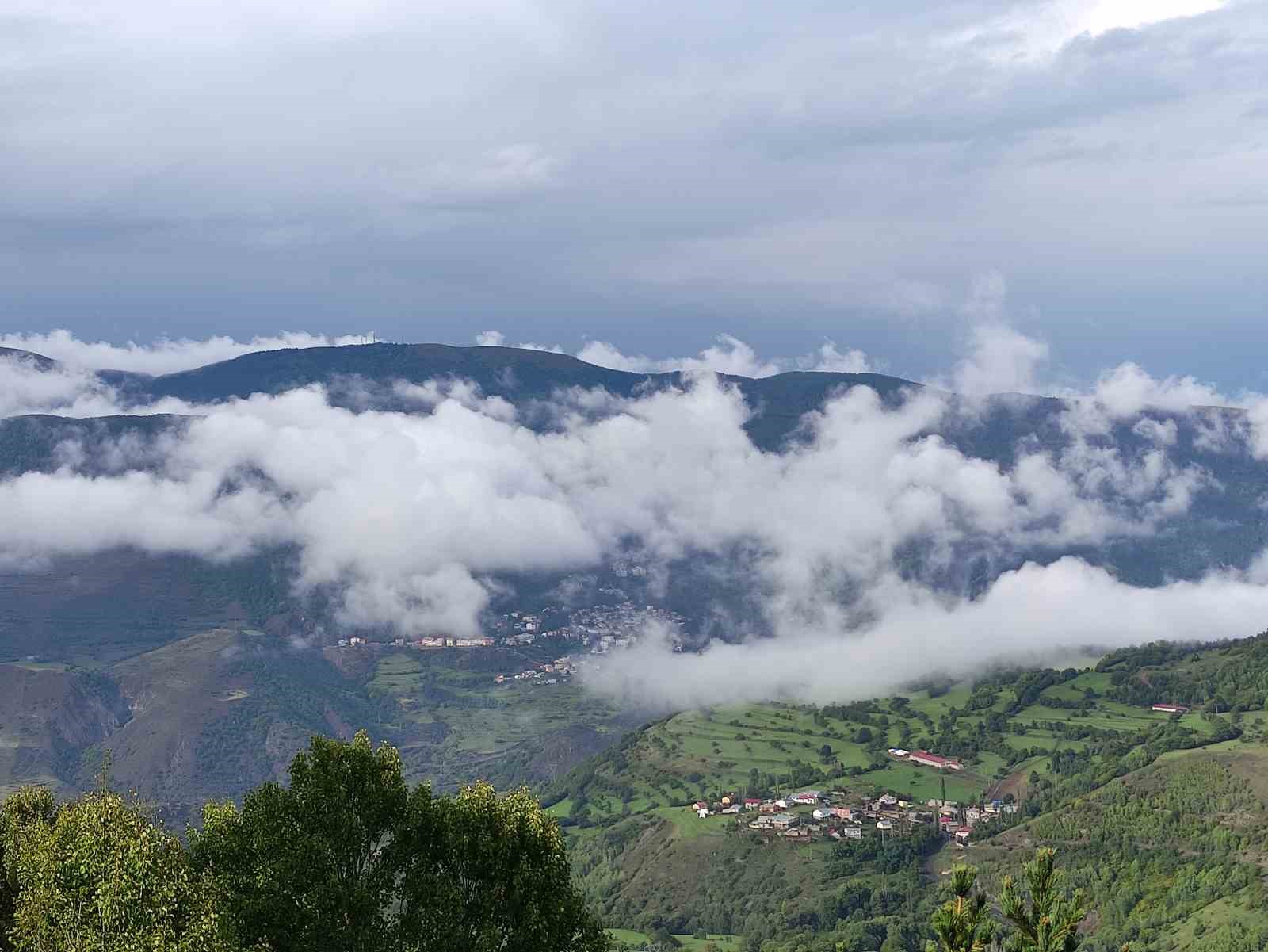 Posof ilçesini sis bulutu kapladı
