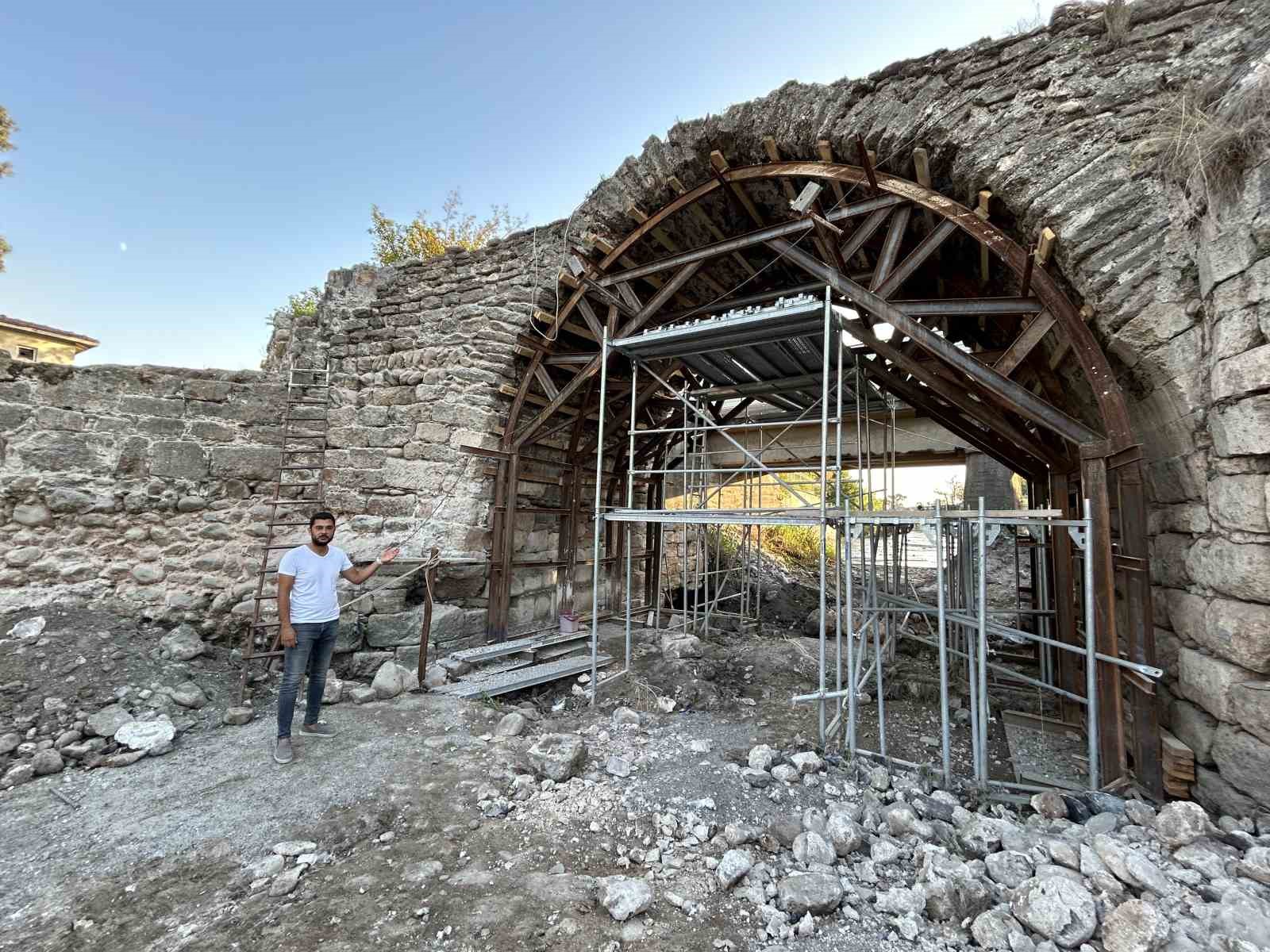 Yıllarca hac yolundaki kervanların güzergahında olan tarihi köprüde restorasyon çalışması
