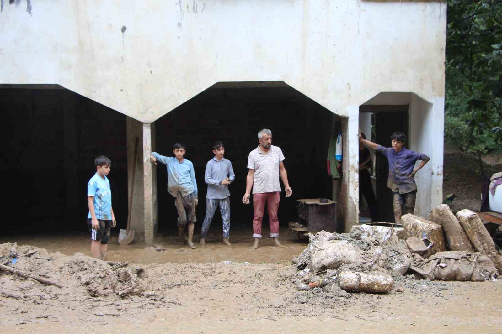 Sel ve heyelandan torunları ile birlikte mağaraya sığınarak kurtuldu
