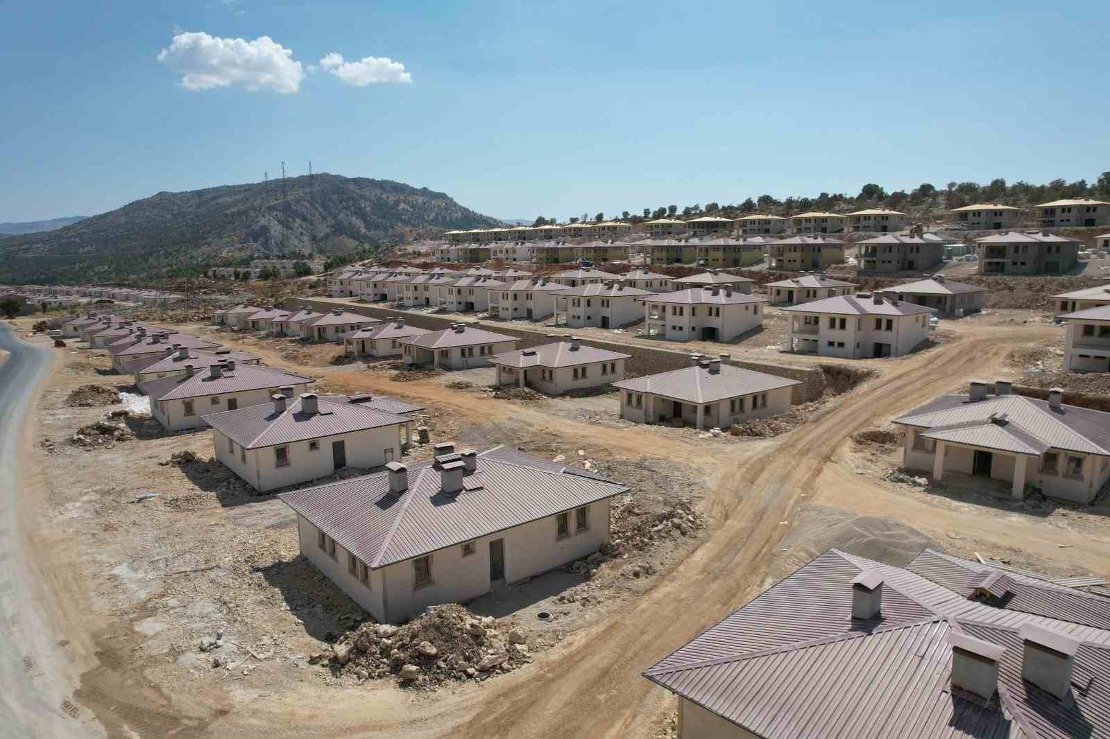 Adıyaman’da köy evleri sağlam zeminlerde yapılıyor