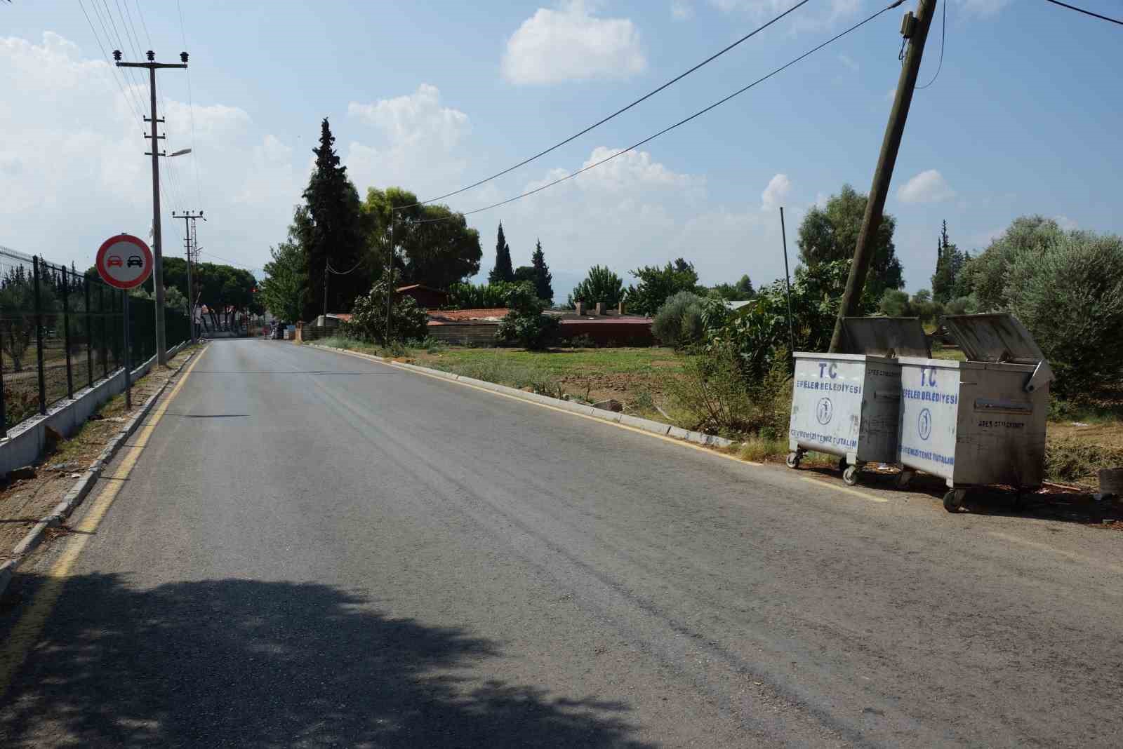 Kızılcaköy Mahallesi’nde yol kenarına atılan çöpler çevreyi kirletiyor
