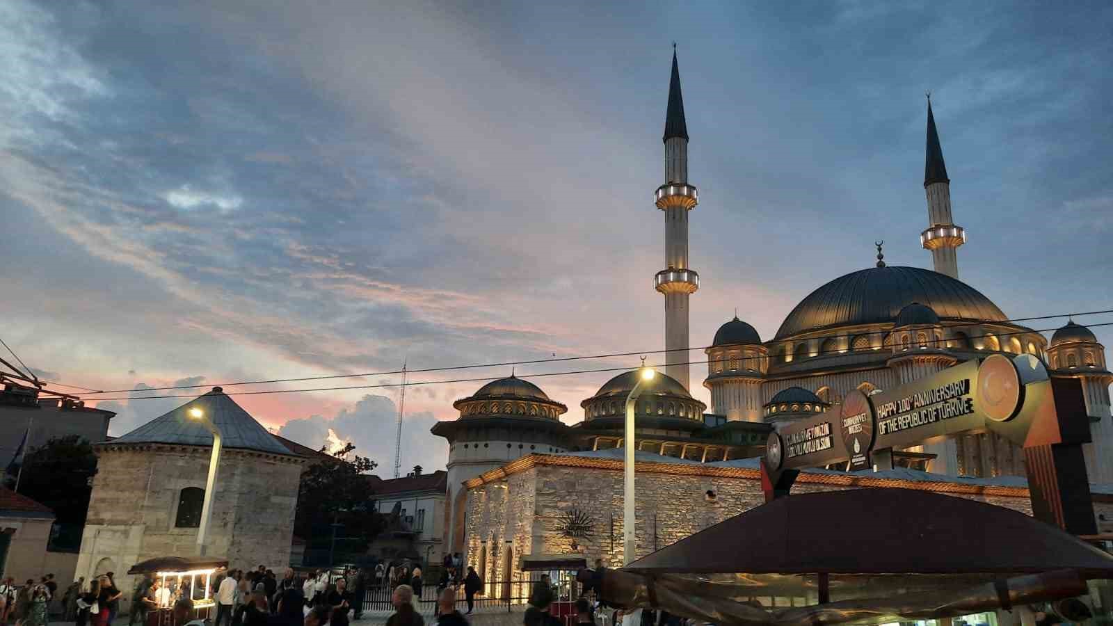 Taksim’de kartpostallık gün batımı manzarası hayran bıraktı
