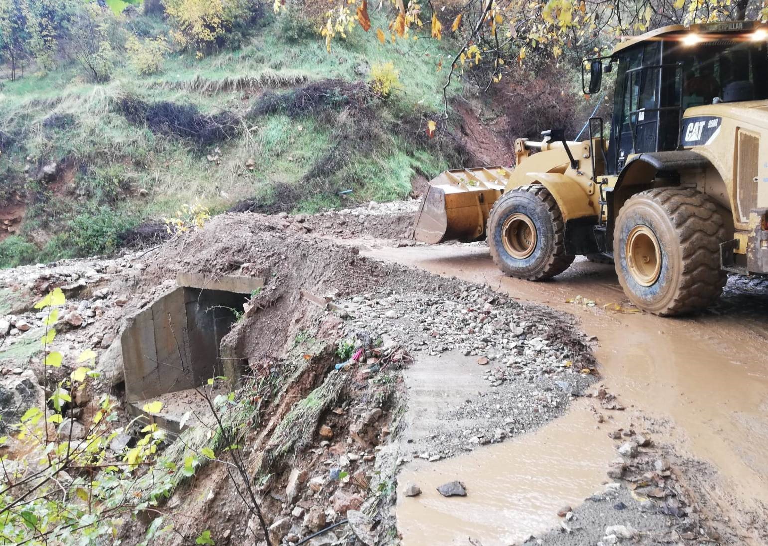 Sason’da şiddetli yağış sel ve heyelana neden oldu, köy yolları ulaşıma kapandı