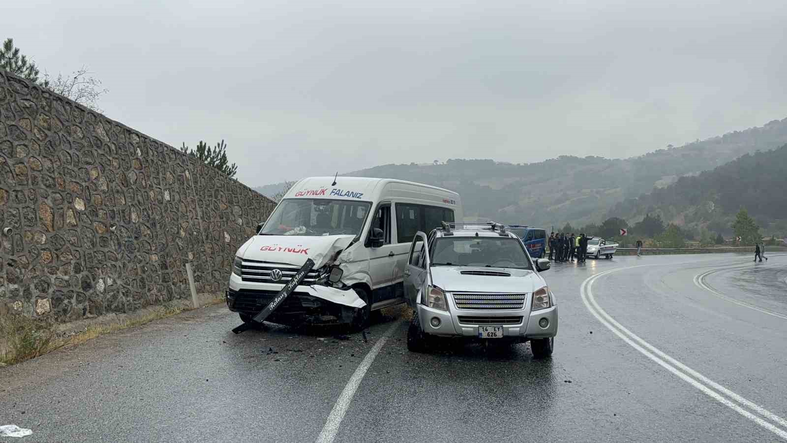 Kazayı haber vermek için yolun kenarında duran otomobile kamyon çarptı: 2 yaralı
