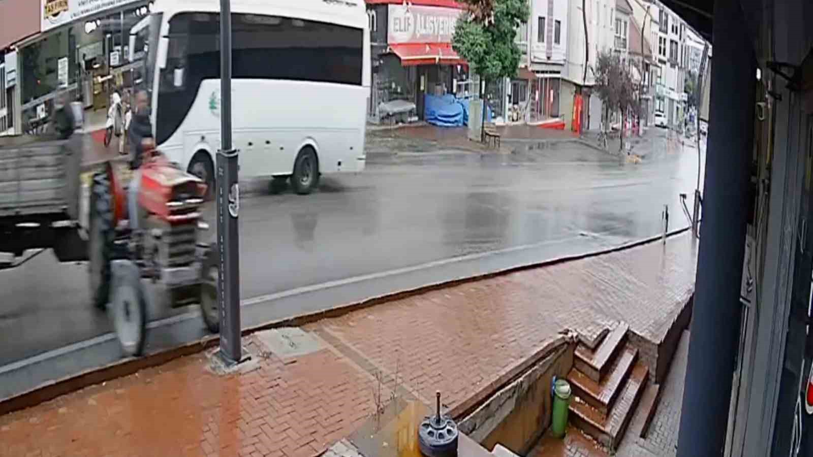 Feci traktör kazası kamerada: 1 ölü 1 yaralı
