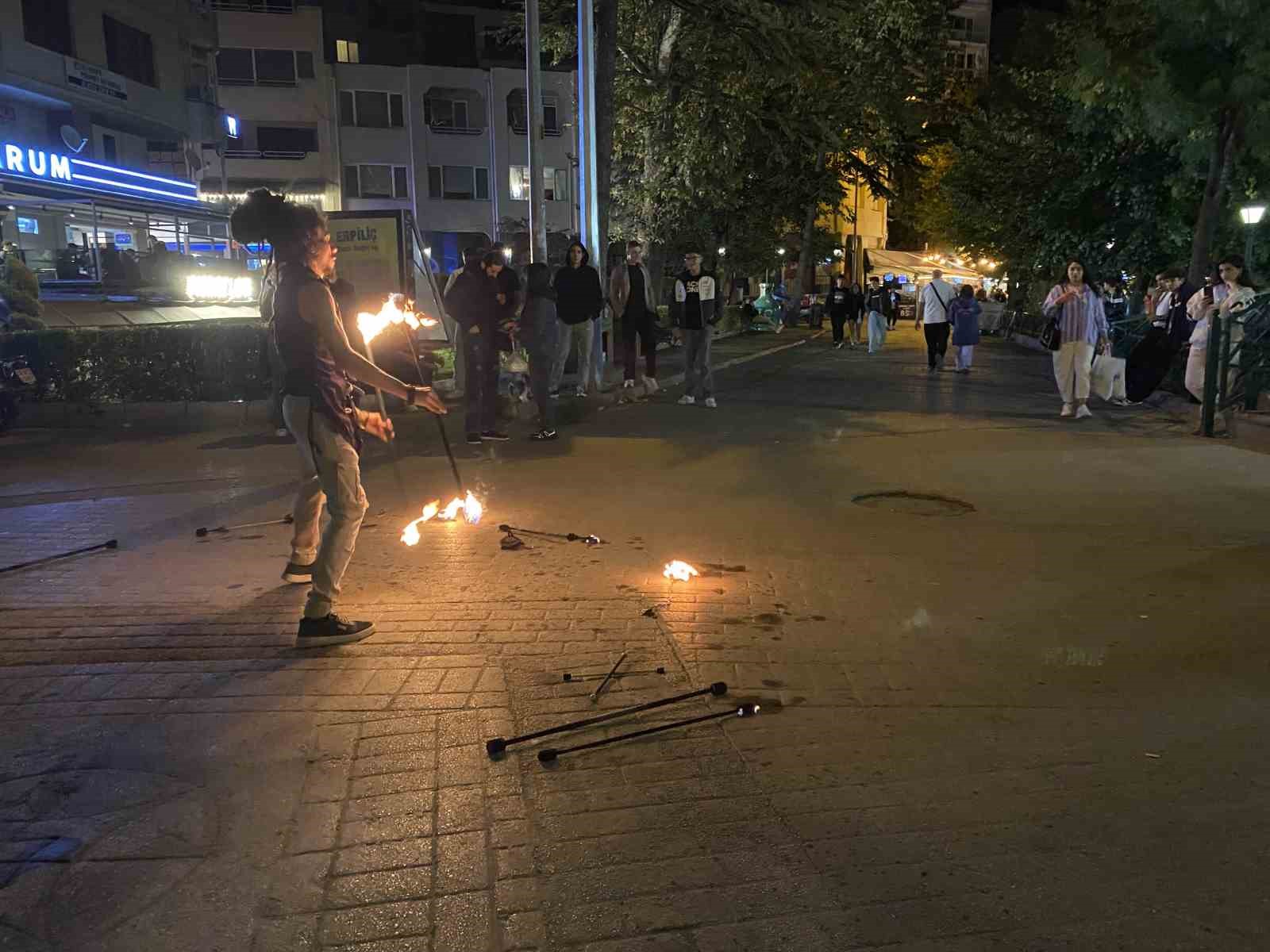 Meşalelerle yapılan akrobatik gösteri geceyi aydınlattı
