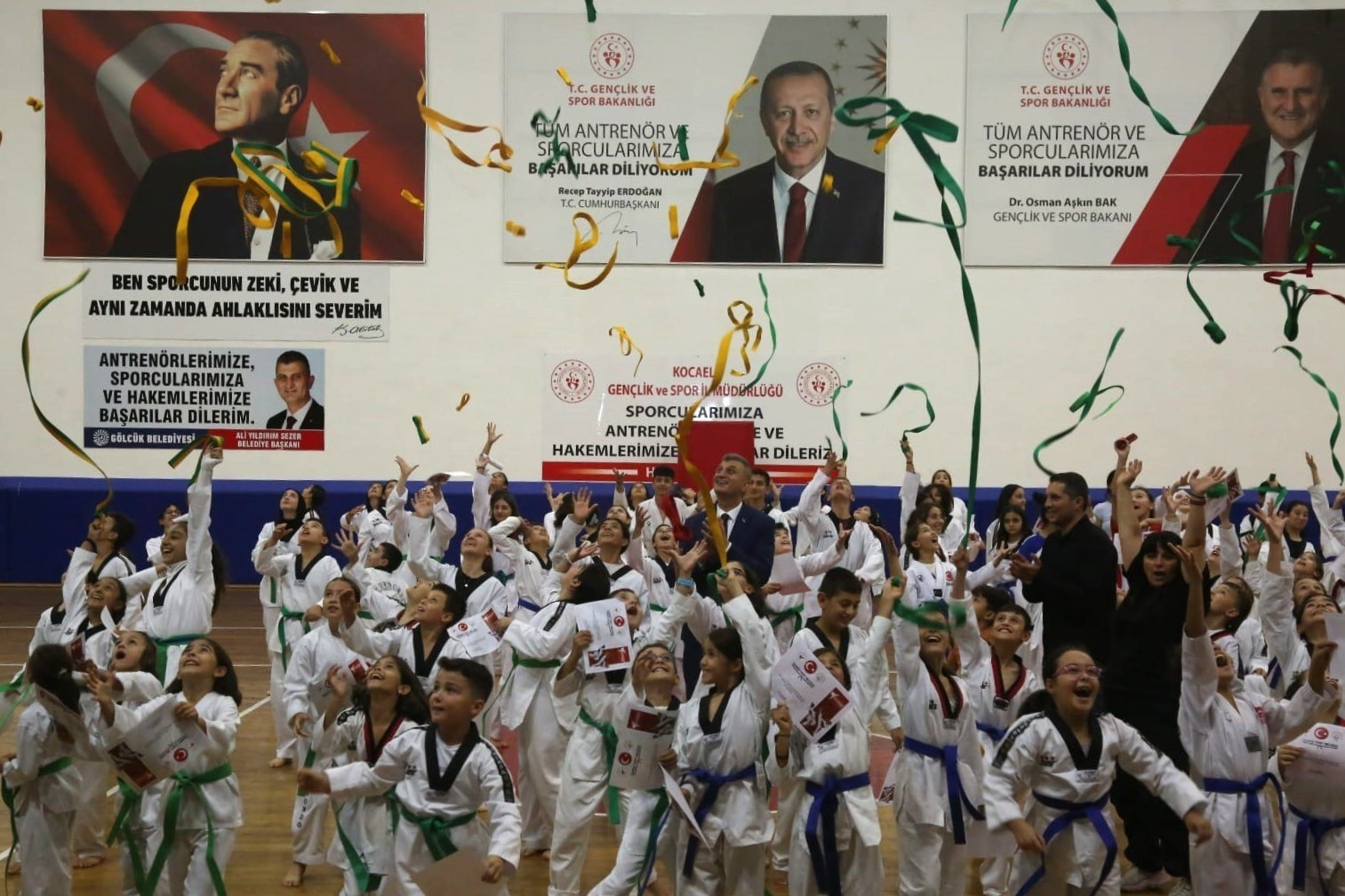 330 minik taekwondocu kuşak atladı