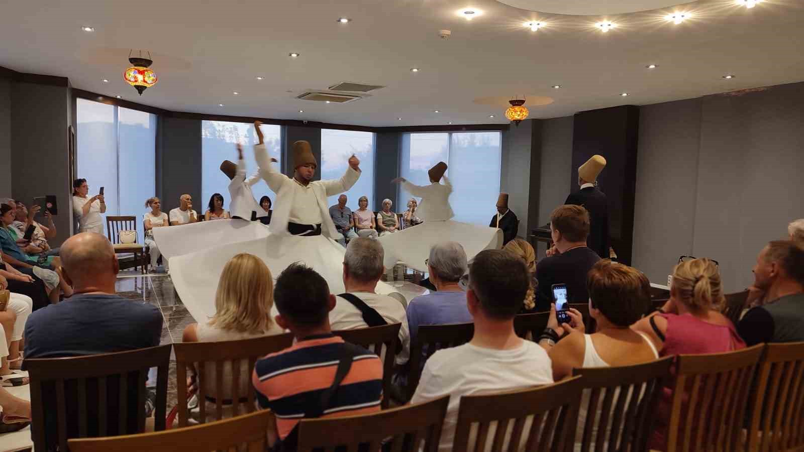 Alman ve Polonyalı turistler sema g&ouml;sterisine hayran kaldı
