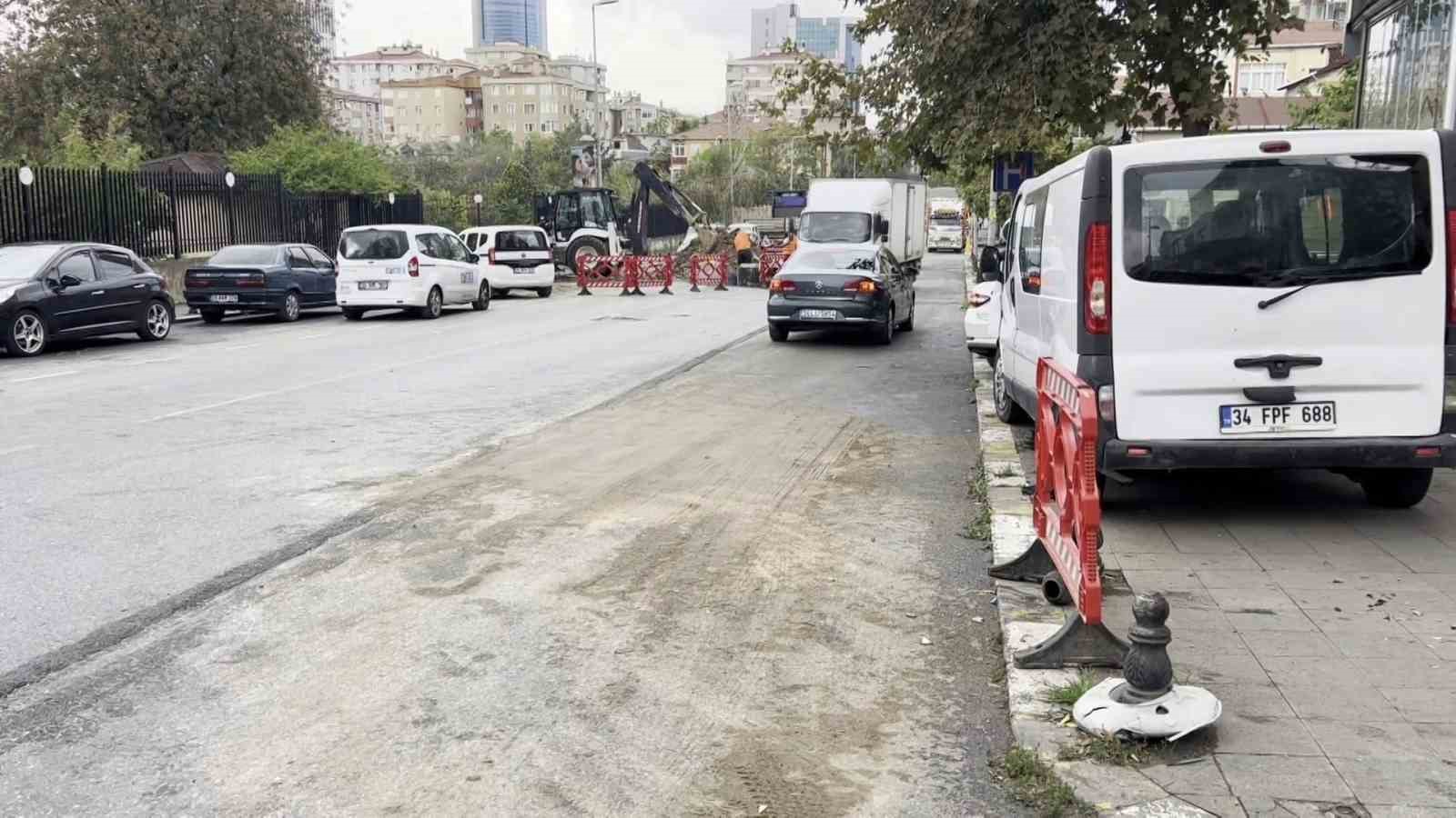 Ataşehir’de devrilen kamyon 3 araca zarar verdi
