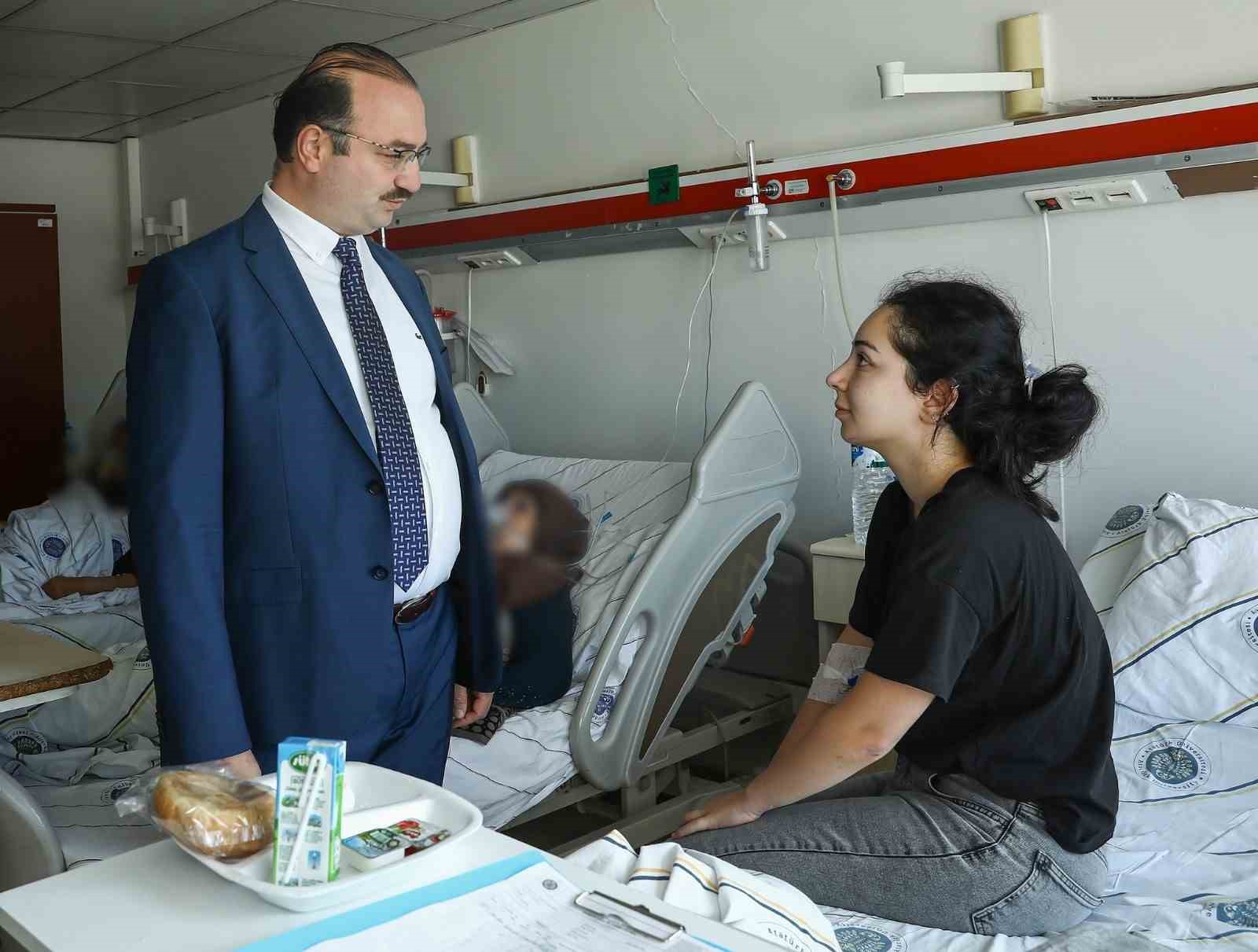Rekt&ouml;r Hacım&uuml;ft&uuml;oğlu, yaralı &ouml;ğrenciyi hastanede ziyaret etti
