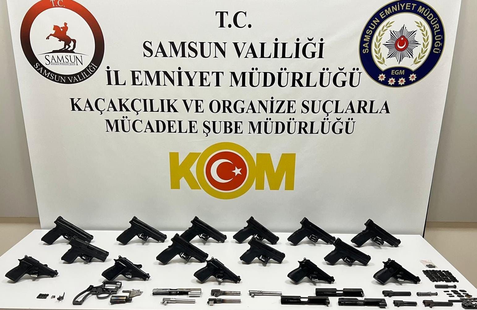 Samsun’da şüpheli araçta 15 tabanca ele geçirildi
