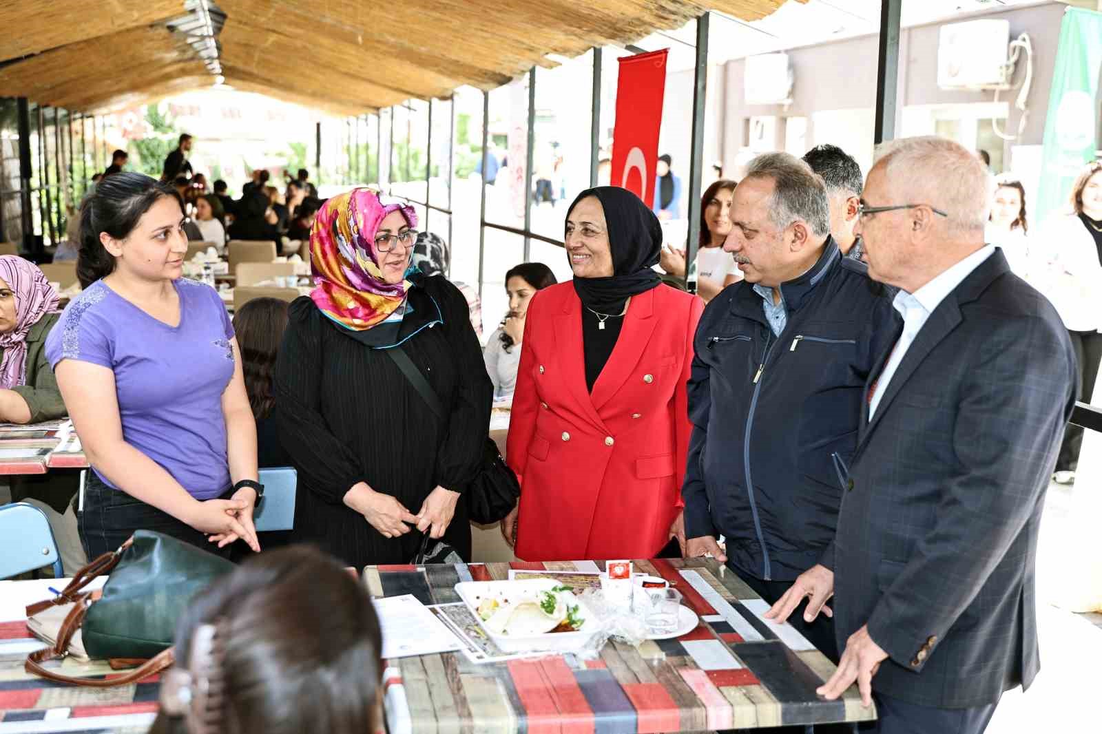 Talas’ta gelenek bozulmadı, öğrencilere elit karşılama
