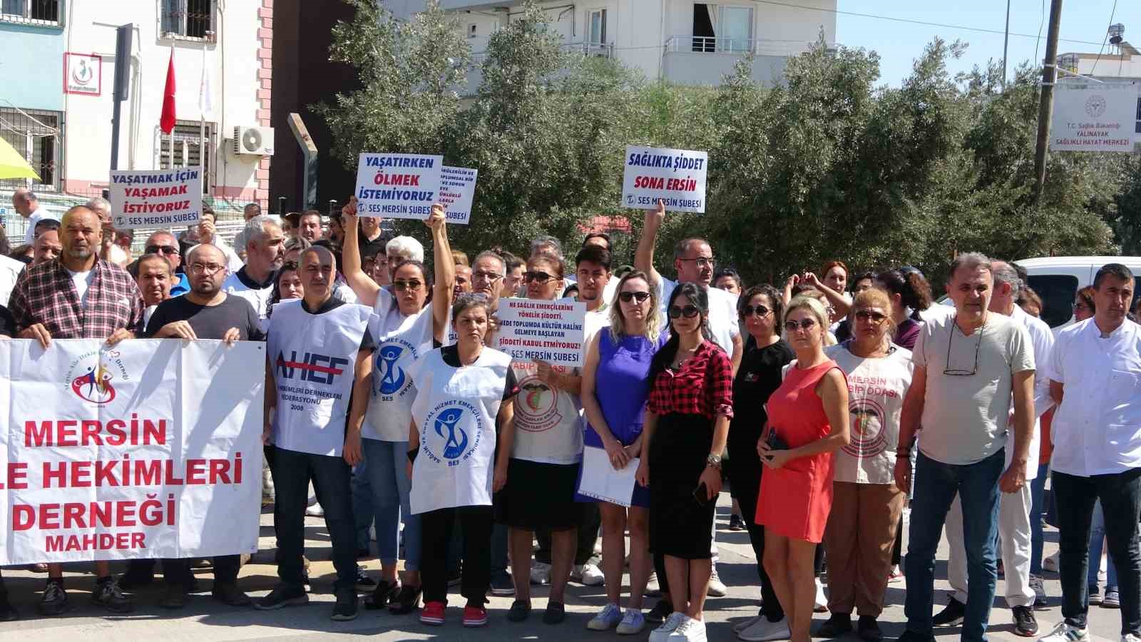 Mersin’de hemşire ve doktorun darp edilmesi protesto edildi
