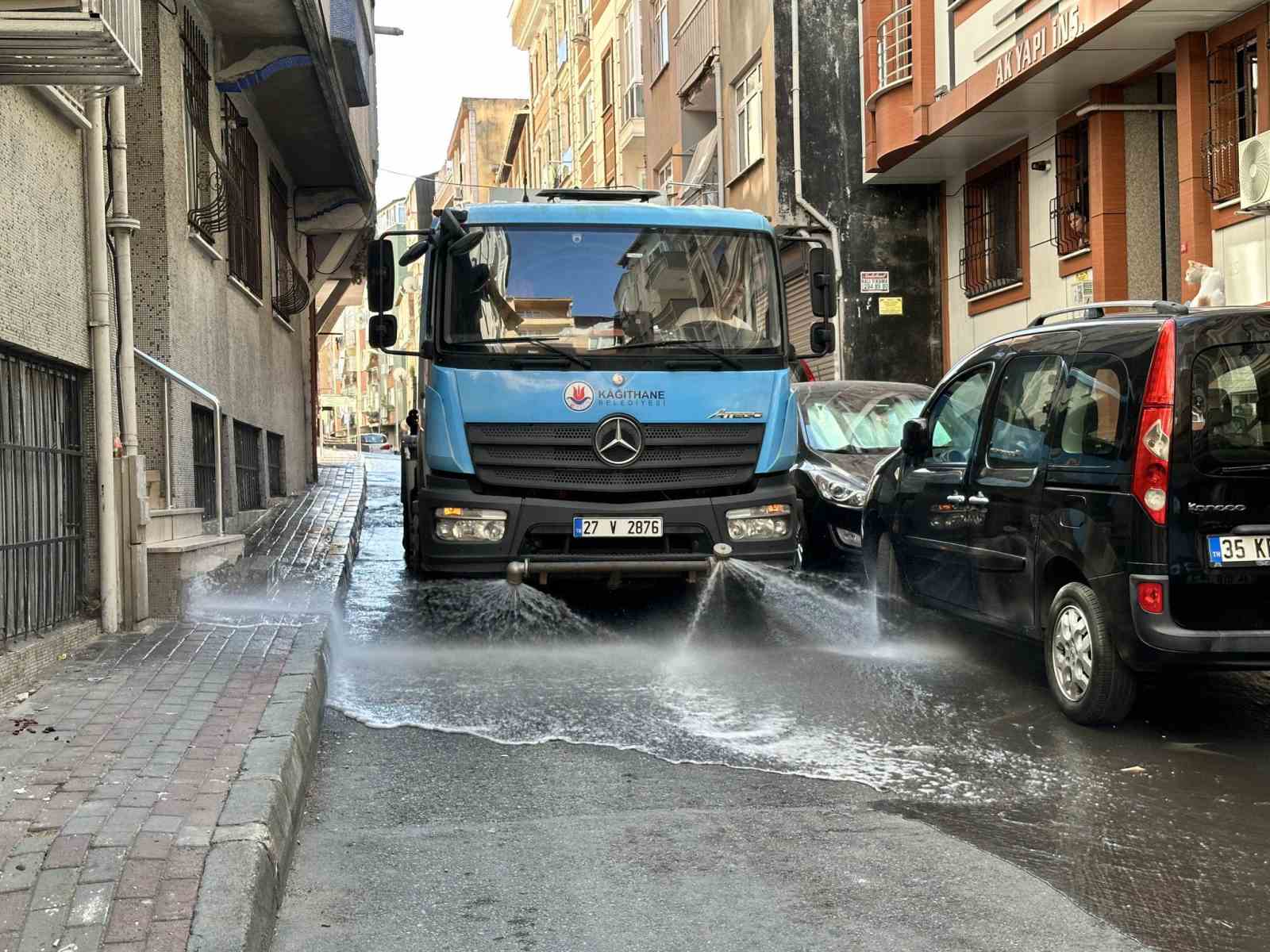 Kağıthane’de yıkanan sokaklar temizlikle nefes alıyor
