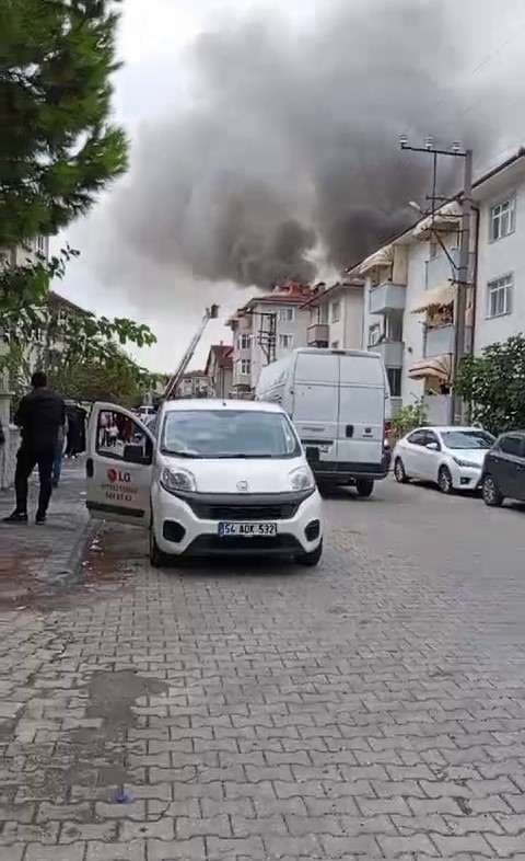 Sakarya’da şehir merkezinde korkutan yangın: Mahalleli sokağa döküldü
