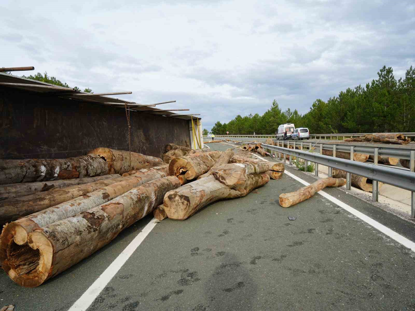 Kastamonu’da tomruk yüklü tır virajı alamayarak devrildi: 1 yaralı
