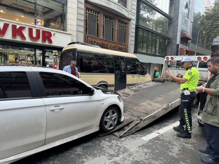 Modifiyeli araç 7 bin 939 lira ceza kesilerek, trafikten men edildi
