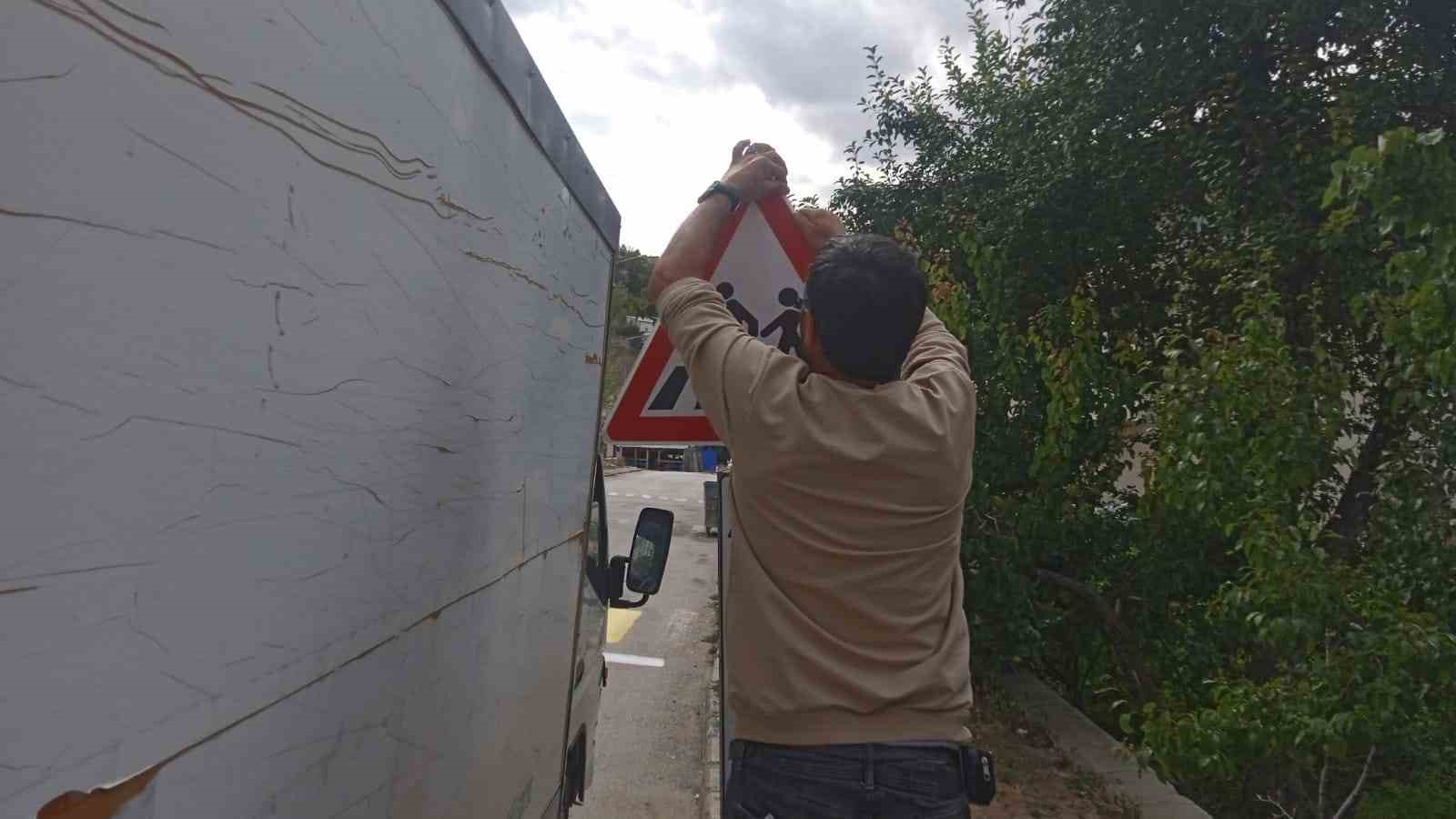 Bayburt’ta yaya geçidi çizgileri boyanarak trafik işaret levhaları yenilendi
