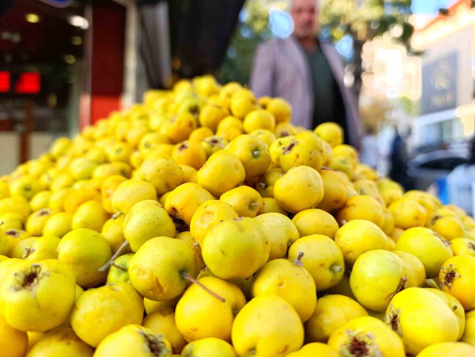 Kışın habercisi alıç, tezgahtaki yerini aldı
