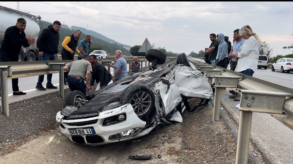 Kadın sürücü metrelerce savrulan araçtan yaralı kurtuldu
