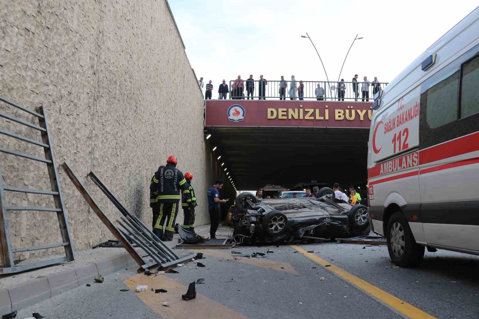 Köprülü kavşakta kaza yapan otomobil 5 metreden aşağıya ters düştü: 1 ölü, 2 ağır yaralı