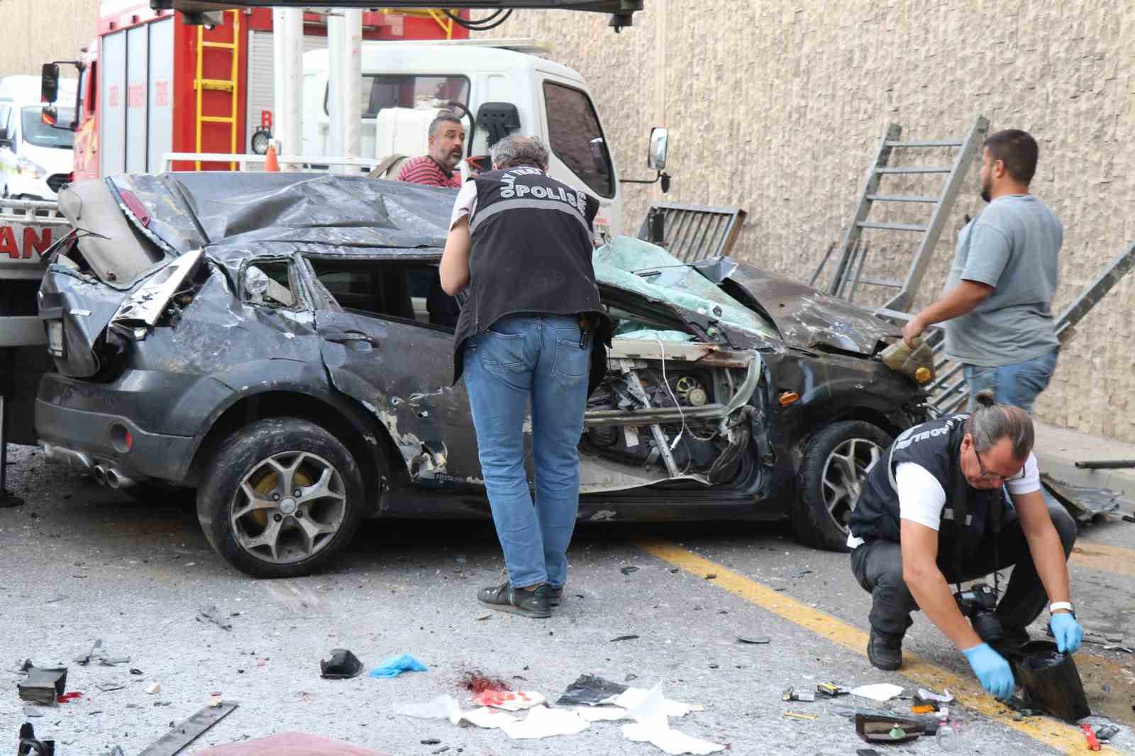 Köprülü kavşakta kaza yapan otomobil 5 metreden aşağıya ters düştü: 1 ölü, 2 ağır yaralı
