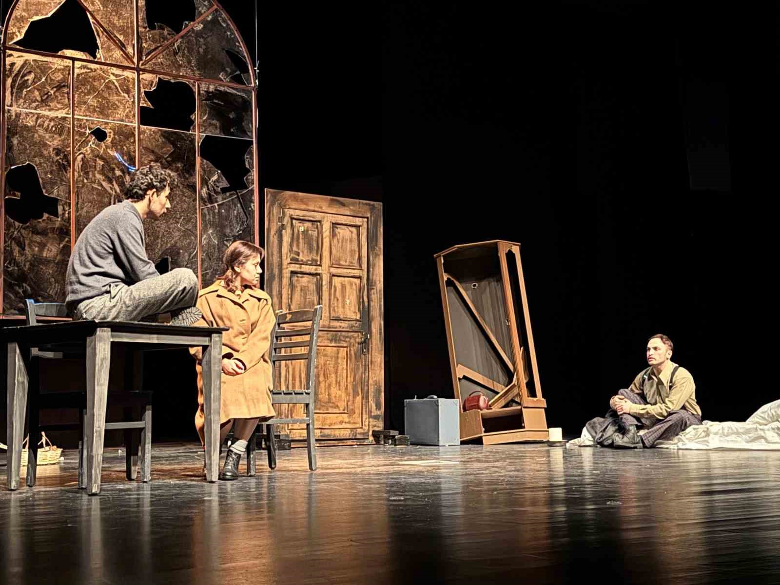 36. Uluslararası Tiyatro Festivalinde “Söz veriyorum” ile perdeler açıldı