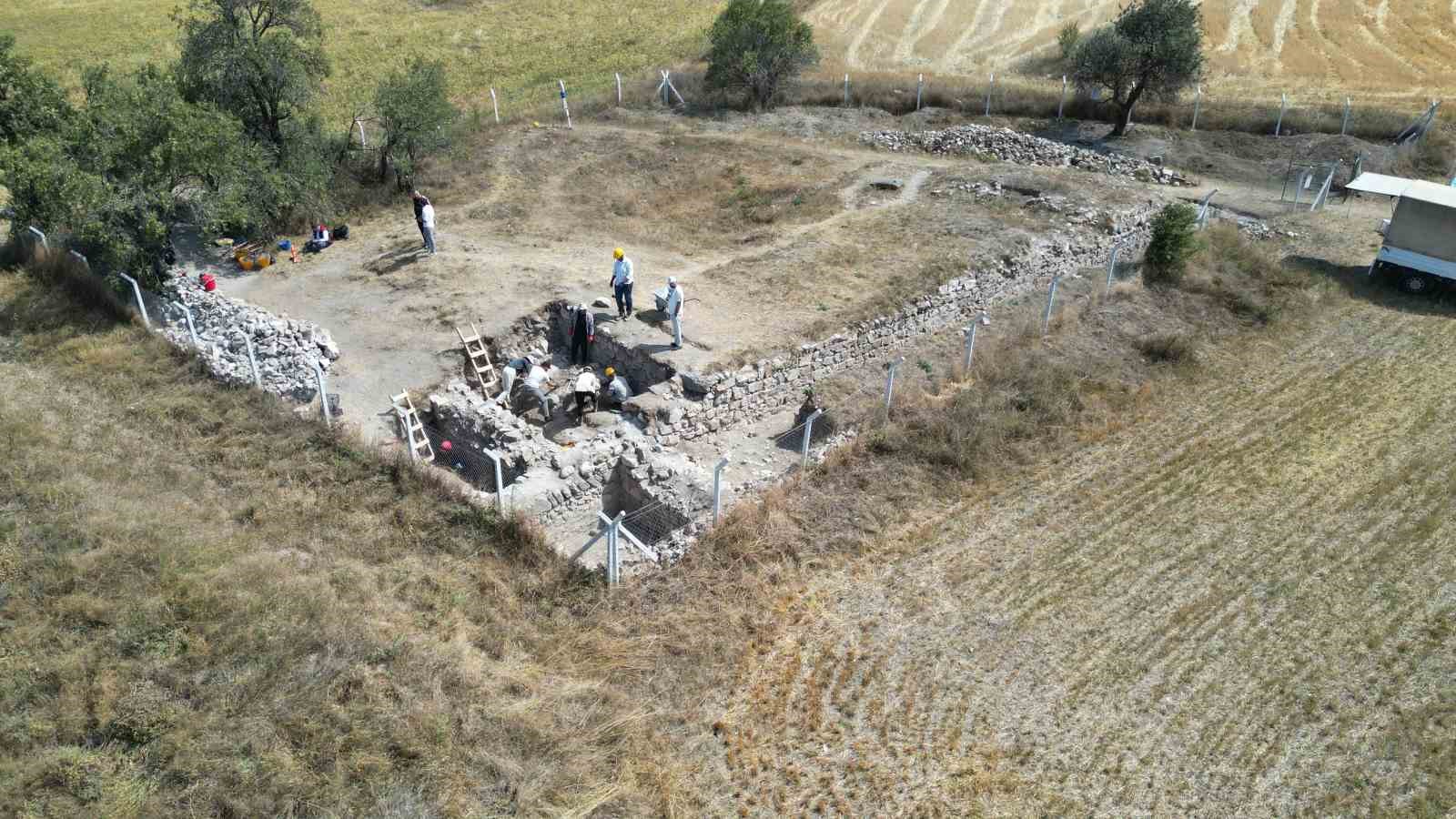 Kalehisar kazılarında gönüllü olarak görev alan öğrenciler mesleği sahada öğreniyor
