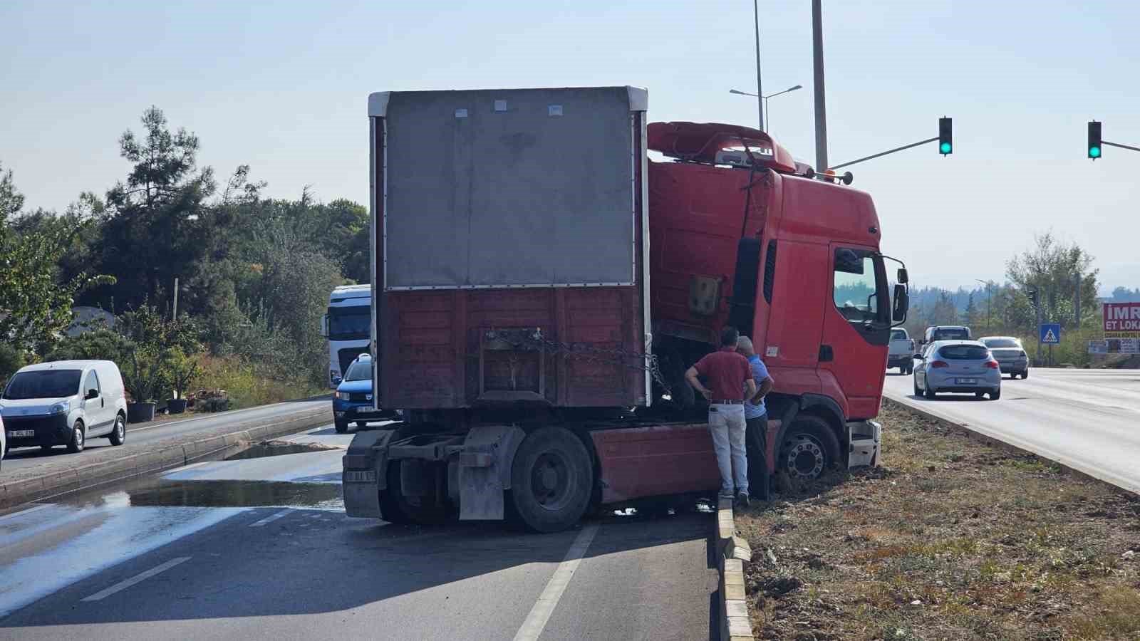 Bandırma’da tır kazası sonrası yola mazot döküldü
