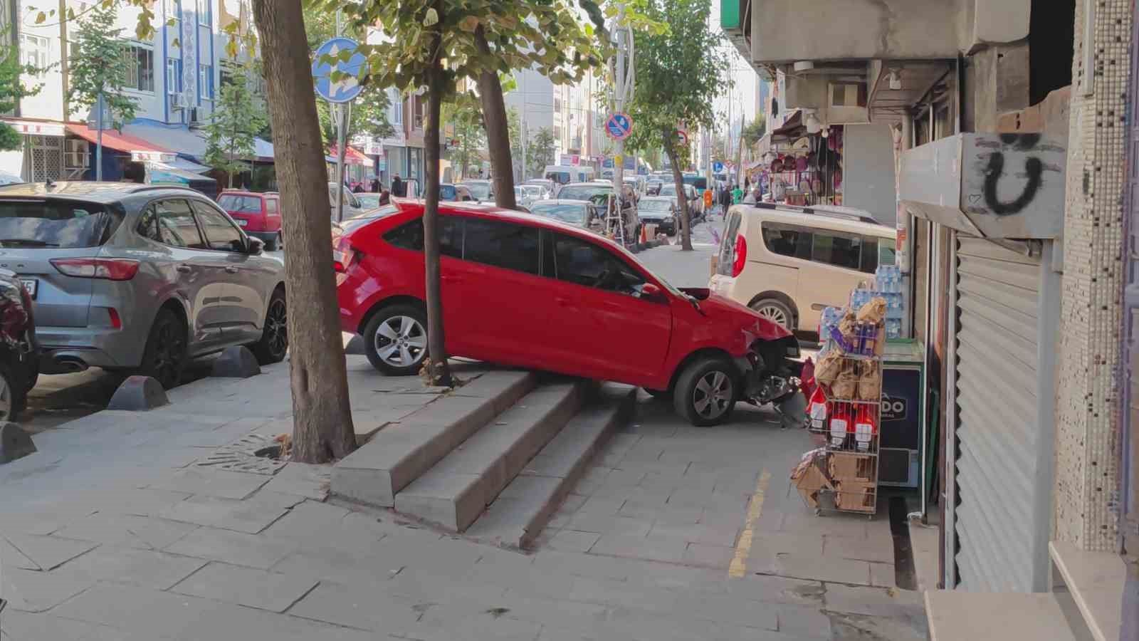 Sultangazi’de faciadan dönüldü: Fren yerine gaza basan sürücü marketin önüne düştü
