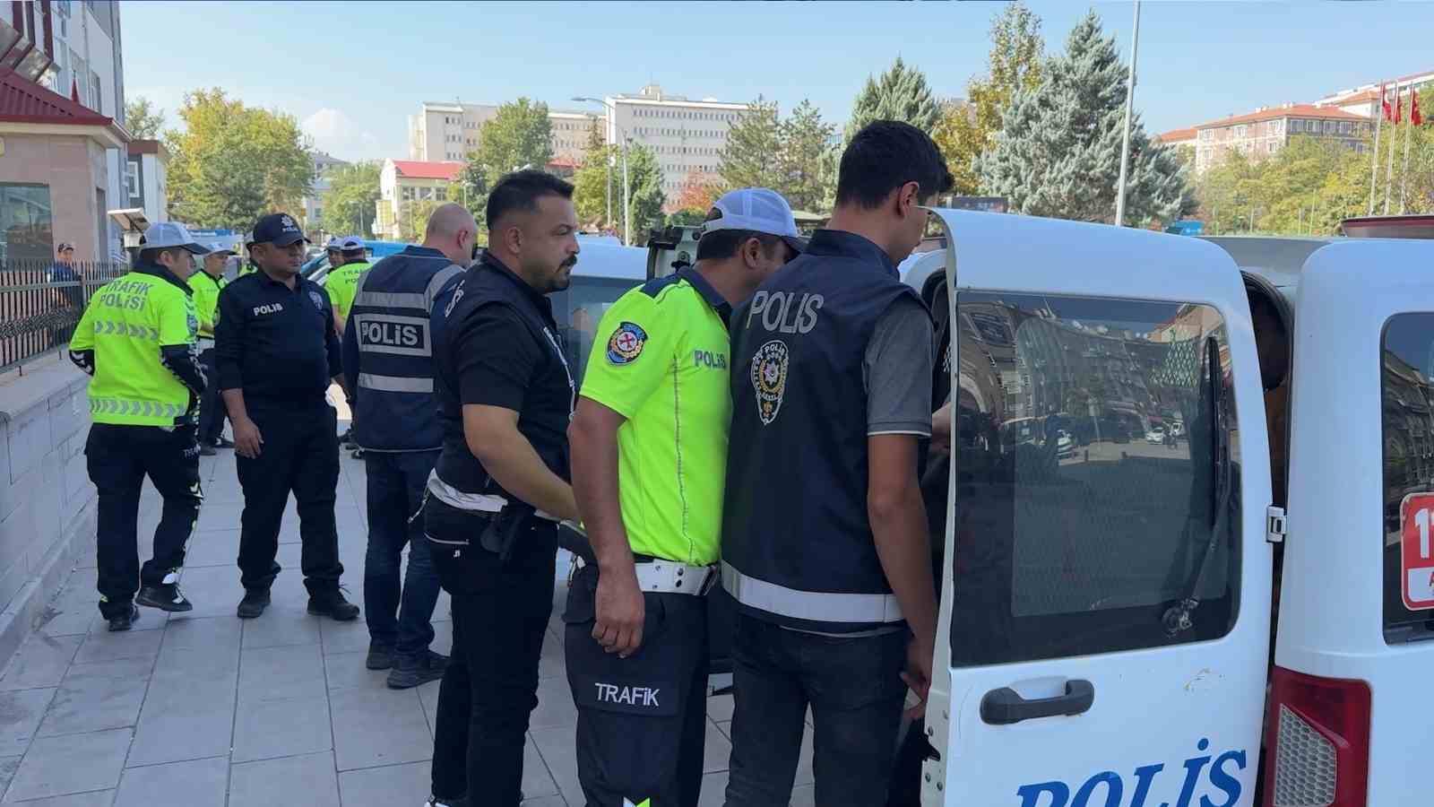 Müşteri gibi pazara geldi, kaşla göz arasında emekli vatandaşın parasını çaldı: O anlar kamerada
