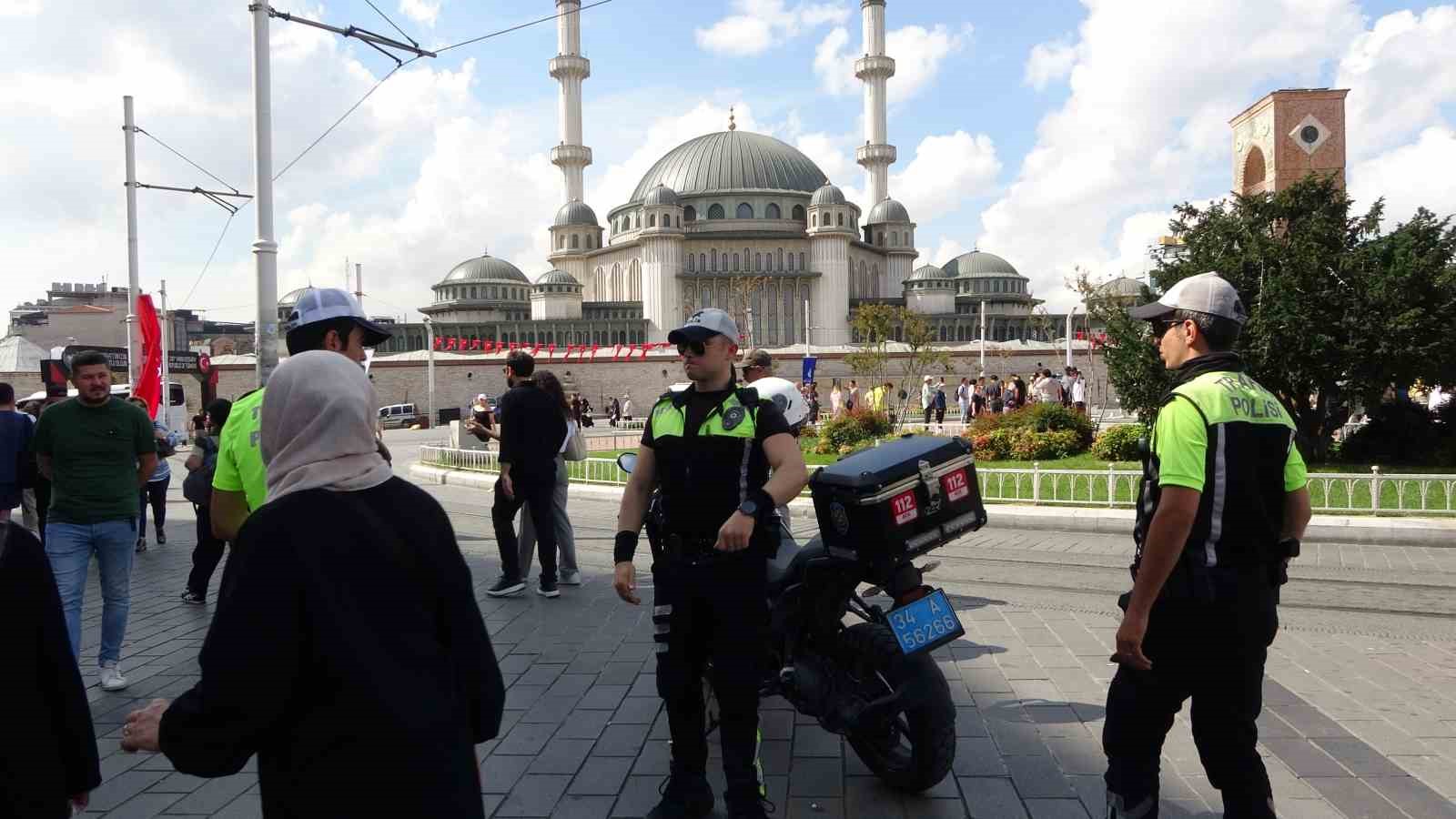 Taksim’de yaya yolunu işgal eden motosiklet sürücülerine ceza yağdı
