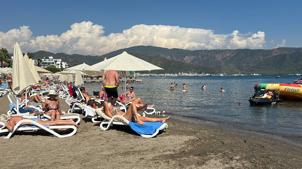 Marmaris’te denizin keyfini turistler çıkarıyor